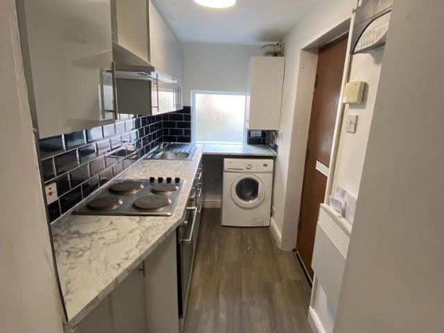 Leeds LS6 2 bed flat to rent £927 pcm £214 pw