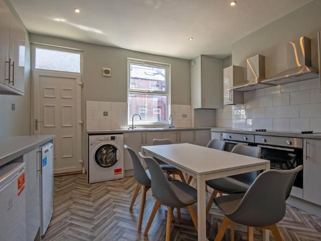 Leeds LS6 6 bed terraced house to rent £2,418 pcm £558 pw