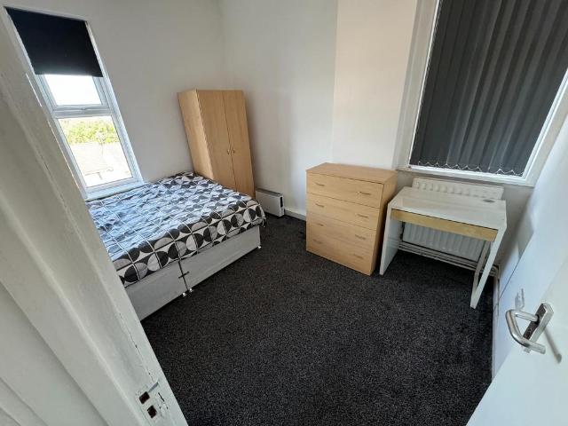 Leeds LS7 6 bed semi detached house to rent £3,250 pcm £750 pw