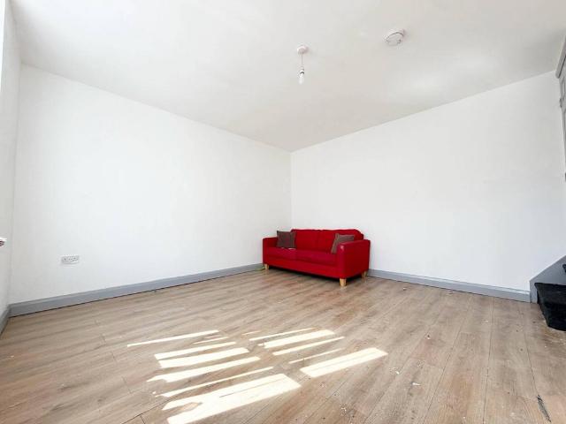 LEEDS LS8 2 bed flat to rent £950 pcm £219 pw