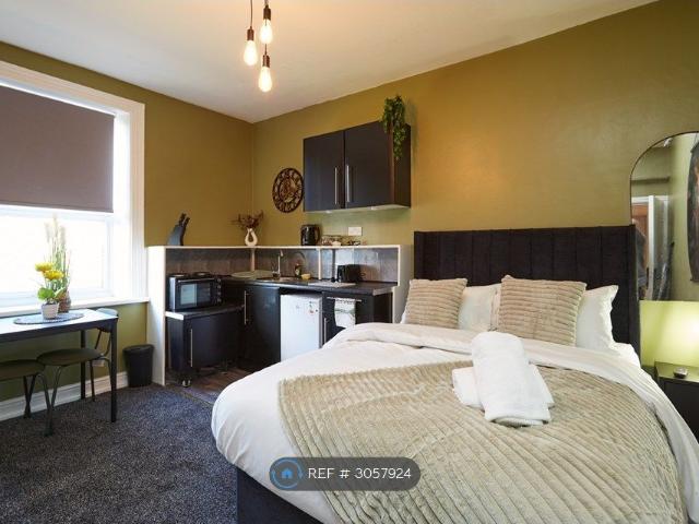 Leeds Road, Huddersfield HD2, Studio to rent, £800 pcm | PrimeLocation