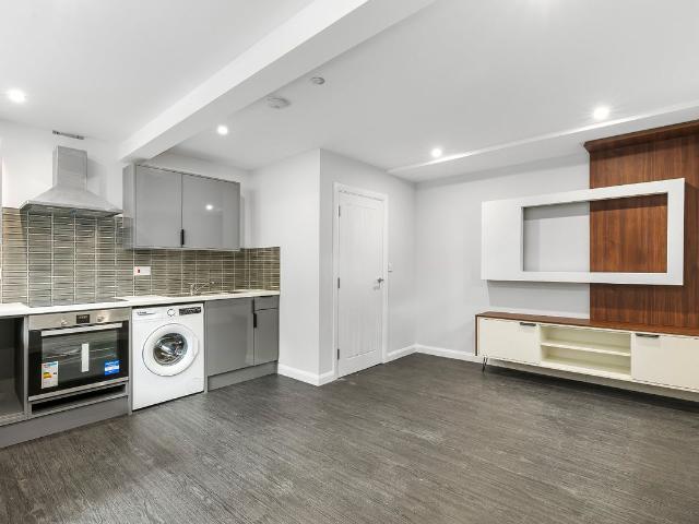 Leeds Road, Hipperholme, Halifax HX3, 1 bed flat to rent, £700 pcm | PrimeLocation