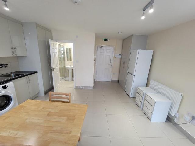 Leeland Road, London W13 Studio to rent £1,400 pcm £323 pw