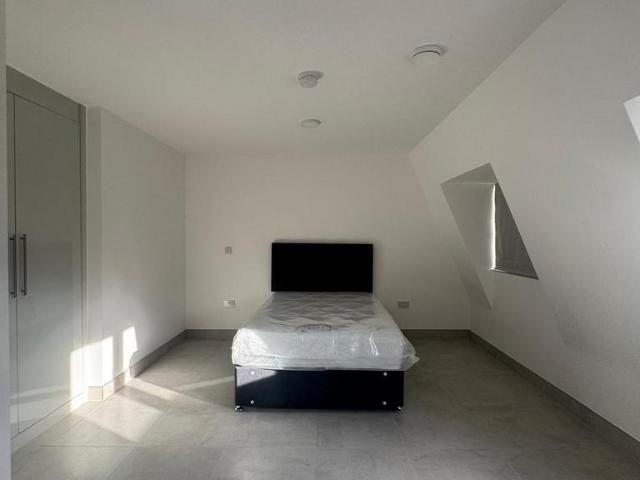 Leeland Road, London W13 Studio to rent £1,400 pcm £323 pw