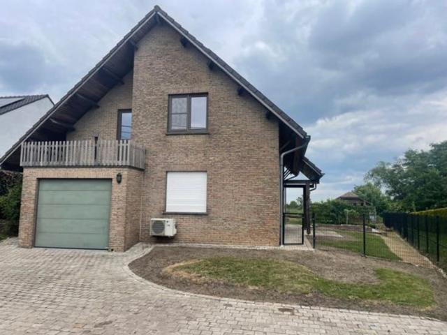 Leemans immobiliën biedt u deze woning aan op een centrale l