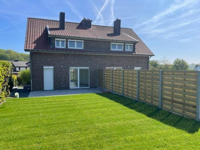 Leemans Immobiliën stelt u deze volledig gerenoveerde woning