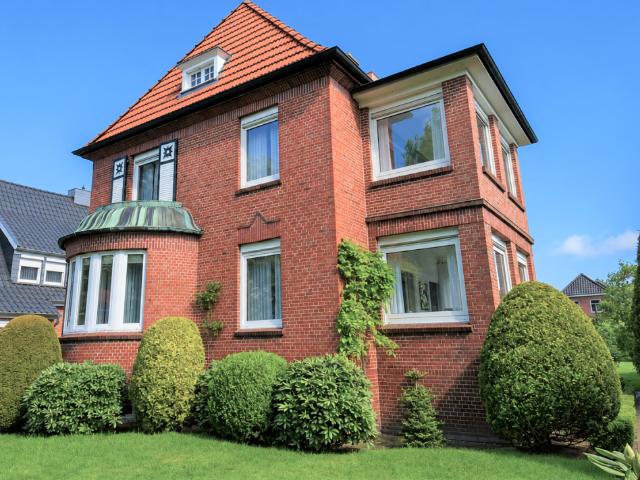 Leer: Modernisiertes Stadthaus mit großer Garage in zentraler Lage