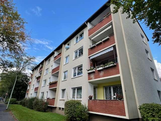LEERE VIER ZIMMER WOHNUNG MODERNISIERUNGSBEDÜRFTIG