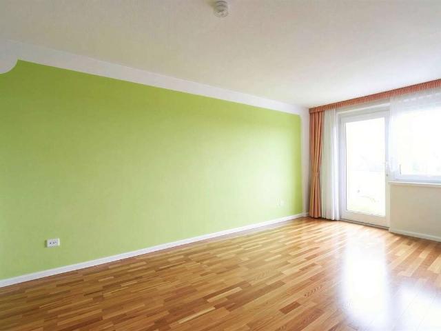 Leerstehende, gut ausgestattete Dreizimmerwohnung mit Balkon!