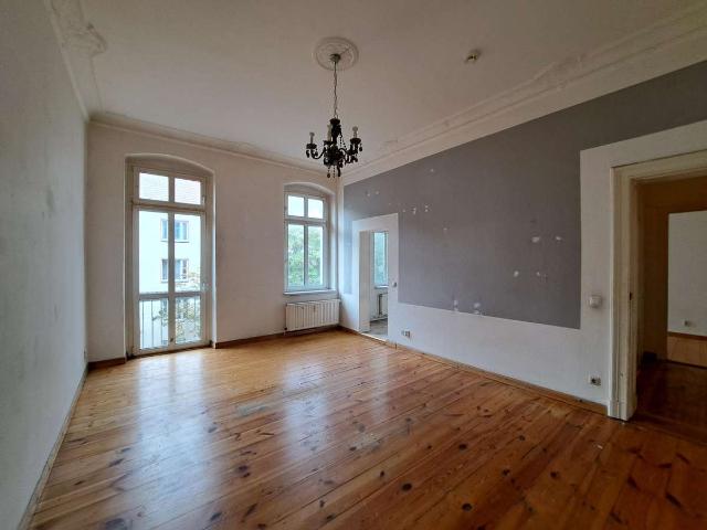 Leerstehende und renovierungsbedürftige 2 Zimmer Wohnung