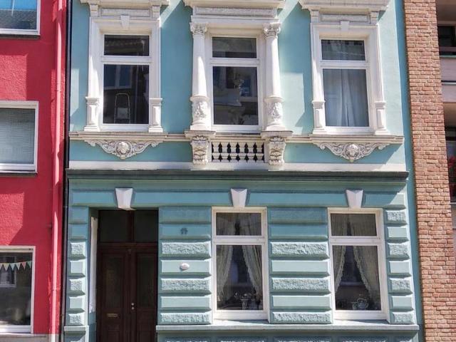 Leerstehendes Mehrfamilienhaus mit 4 Einheiten, Garten und Altbaucharakter