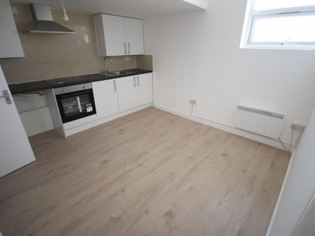 Lees Parade, Uxbridge Road UB10, 1 bed flat to rent, £950 pcm | PrimeLocation