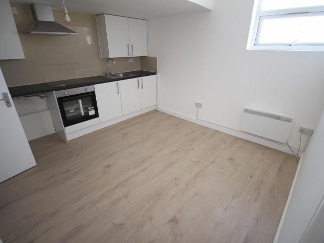 Lees Parade, Uxbridge Road, UB10 1 bed flat to rent £900 pcm £208 pw