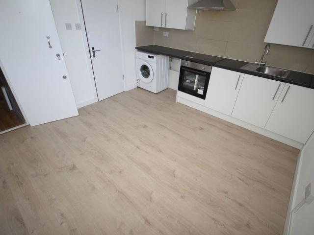 Lees Parade, Uxbridge Road, UB10