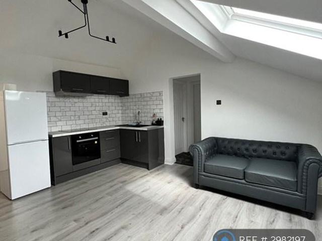 Lees Road, Oldham, OL4 1 bed in a house share to rent £690 pcm £159 pw