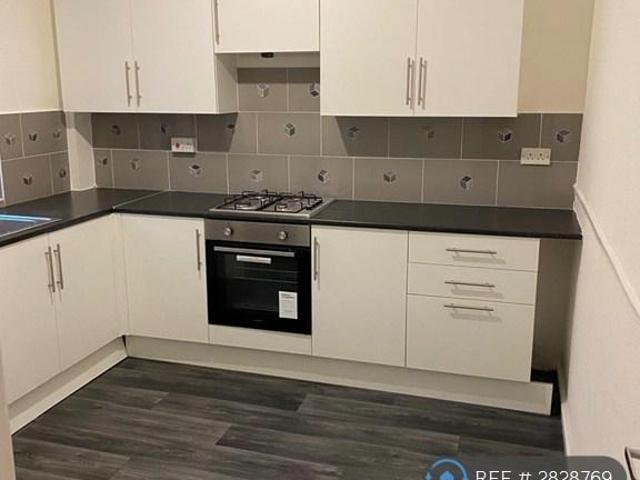 Lees Road, Oldham, OL4 2 bed terraced house to rent £925 pcm £213 pw