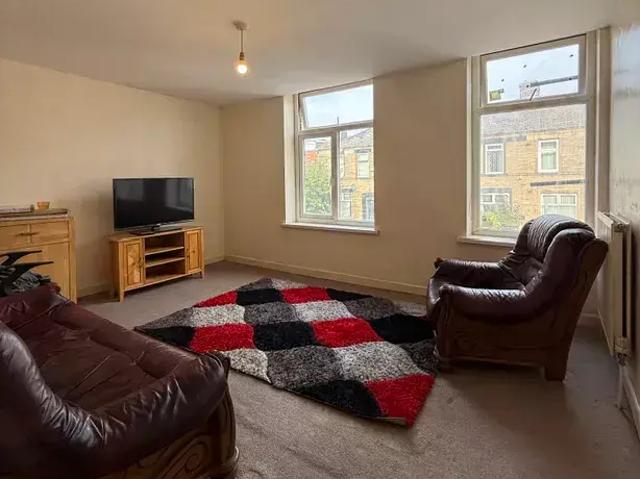 Lees Road, Oldham OL4 2 bed flat to rent £795 pcm £183 pw