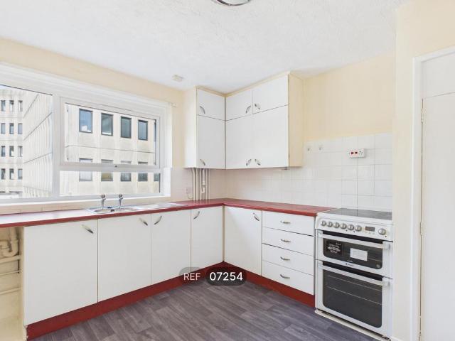 Leeson House, St. Marys Court. 3 bed flat to rent £995 pcm £230 pw