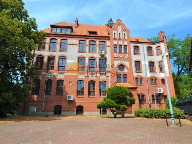 Nowoczesny biurowiec 1573 m² z parkingiem i windą