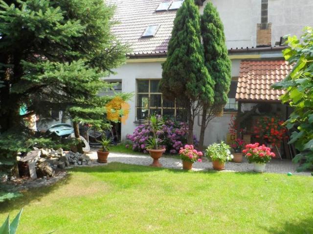 Nieruchomość komercyjna 1100 m² z warsztatem i salonem polecam