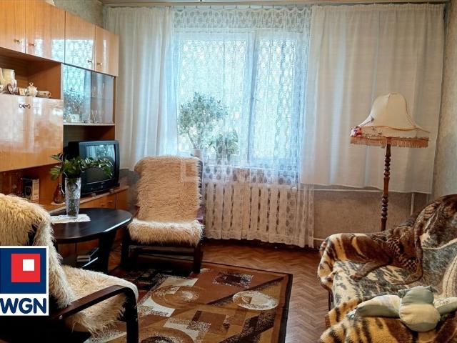 Przestronne 2 pokoje z balkonem, ciche osiedle, gotowe do remontu