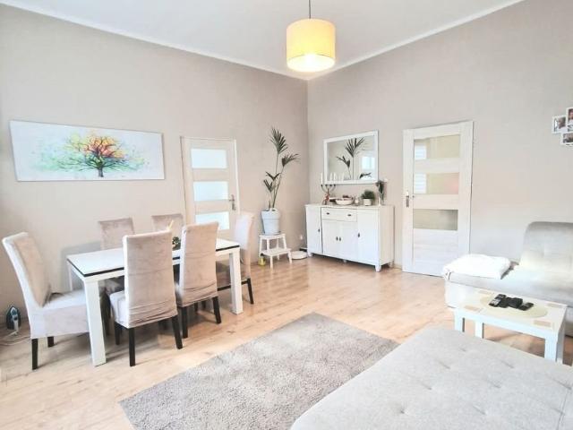 Do sprzedania przestronne 5 pokojowe mieszkanie 160 m² w kamienicy