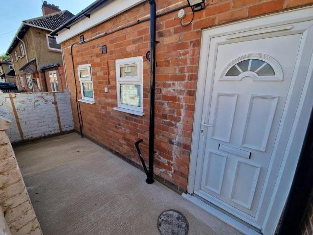 Leicester LE3 1 bed flat to rent £695 pcm £160 pw