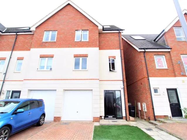 Leicester Road, Luton LU4, 4 bed property to rent, £1,950 pcm | PrimeLocation