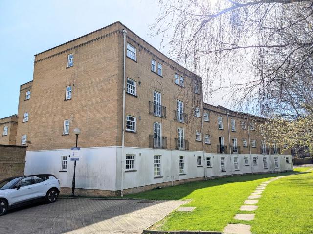 Leigh Hunt Drive, Southgate N14, 2 bed flat to rent, £1,850 pcm | PrimeLocation