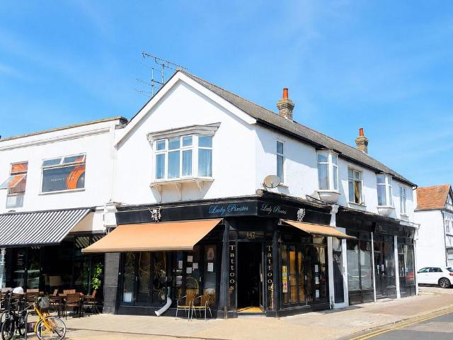 Leigh on Sea SS9 2 bed apartment to rent £2,000 pcm £462 pw