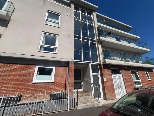 Leigh Road, Leigh on Sea 2 bed flat to rent £1,400 pcm £323 pw