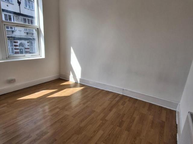Leigh Road, London E6 2 bed flat to rent £2,000 pcm £462 pw
