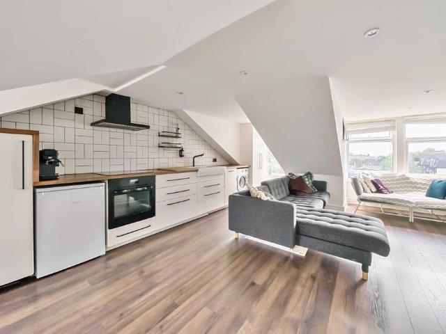 Leigham Court Road, London, SW16 3 bed flat to rent £2,800 pcm £646 pw