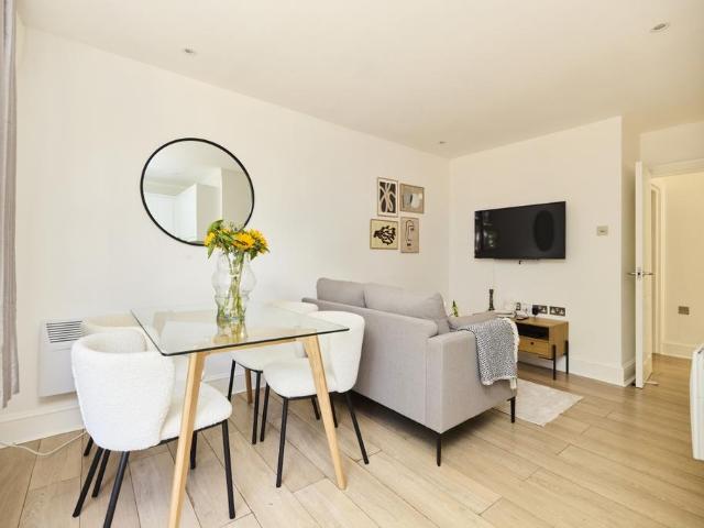 Leigham Court Road, London, SW16 2 bed flat to rent £1,800 pcm £415 pw