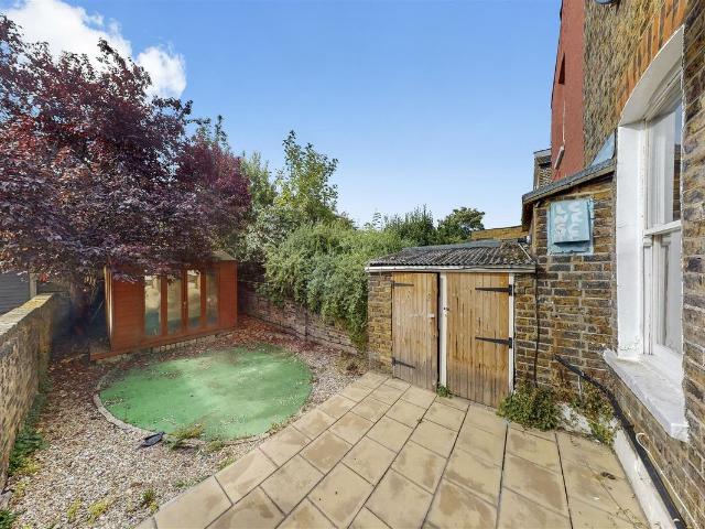 Leighton Gardens, Kensal Rise, London NW10, 3 bed flat to rent, £2,600 pcm | PrimeLocation