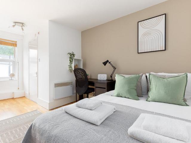 Leinster Gardens Studio to rent £1,854 pcm £428 pw