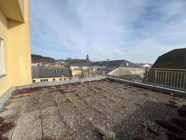 Leistbare Terrassenwohnung über den Dächern der Stadt mit Fernblick, XL Loggia, XL Terrasse, Aufzug, TG Platz & barrierefrei in 1A Lage Stadtplatz / Vöcklabruck