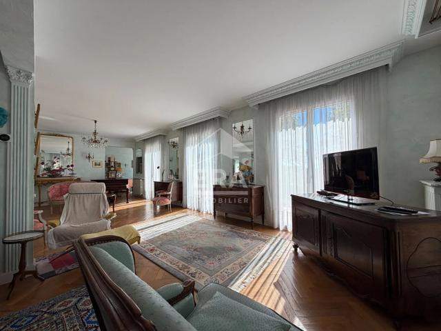 L'élégance d'une Périgourdine dans un écrin de verdure de plus d