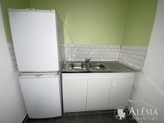 L'ÉPINE: A LOUER APPARTEMENT T3 55,38m² AVEC COUR ET PLACE DE STATIONNEMENT, L epine