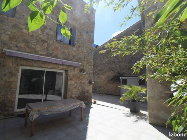 Les anciennes écuries des remparts avec son grand patio de 80 M2 environ