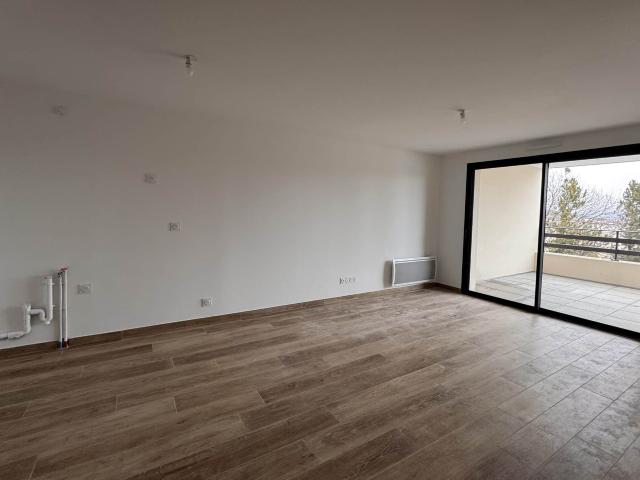 LES ANGLES: APPARTEMENT T4 DUPLEX GARAGE