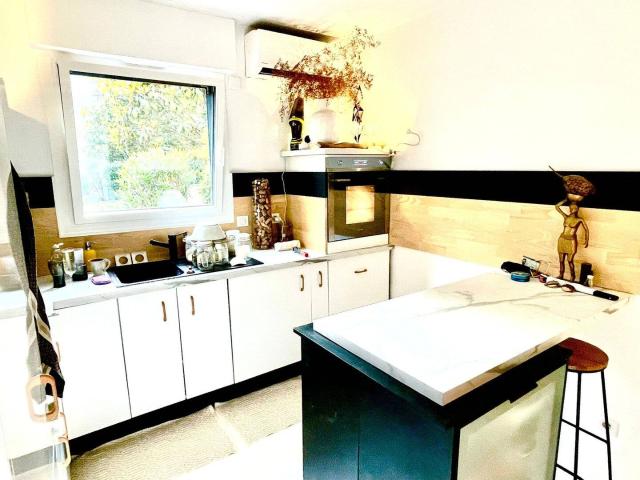 Les ARCEAUX: Grand et confortable T2 meublé 58M2 + Terrasse