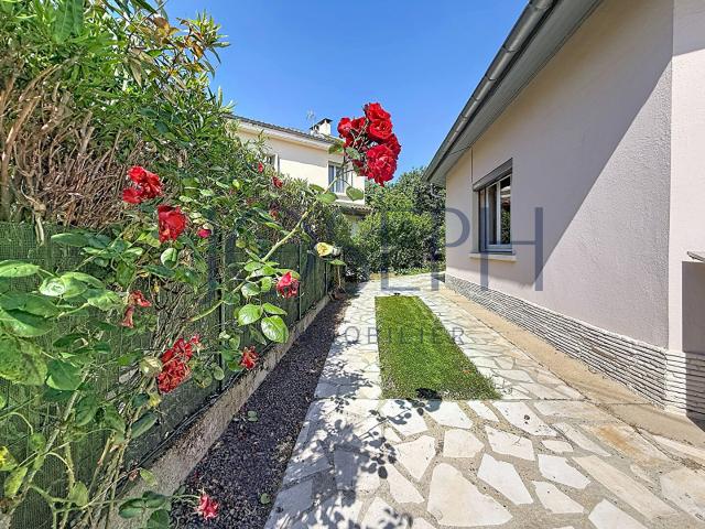 LA ROSERAIE Villa de plain pied avec jardin