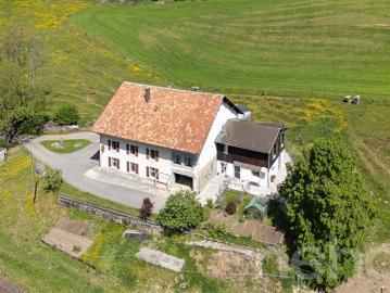 Les Bayards Altes Bauernhaus mit Scheune und Wohnungen