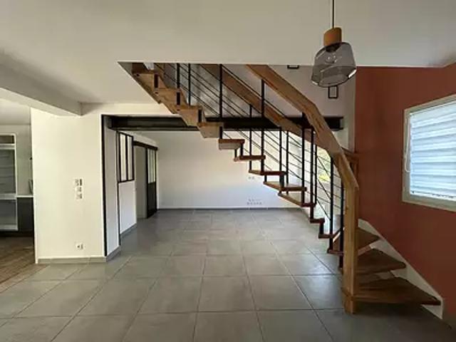 Les Garennes sur Loire 49610 Location maison 4 pièces t4 au dernier étage terrasse