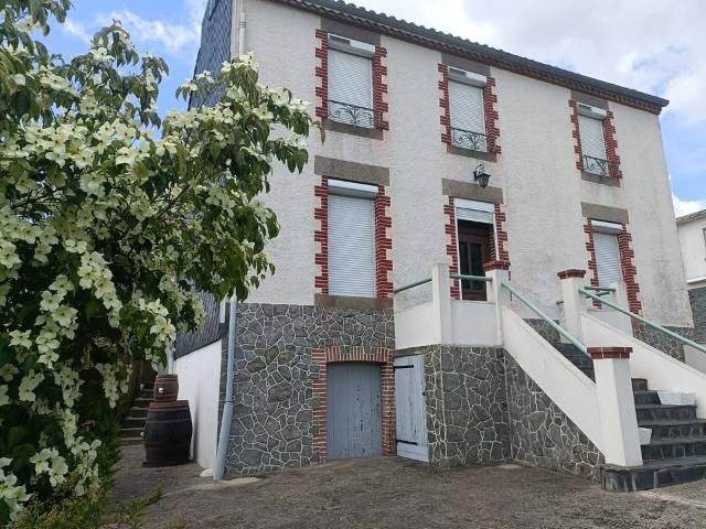Les Epesses même, maison en pierre a rénover, 3ch, salon, cuisine, garage, lingerie, grenier aménageable, terr