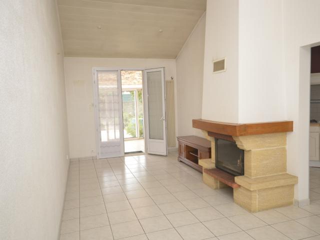 LES ESSARTS – Centre ville, pavillon T3 plain pied avec garage et jardin