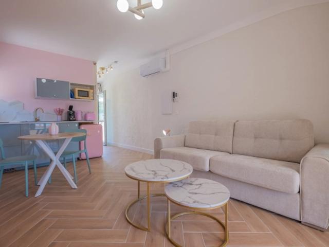 LES ISSAMBRES:STUDIO REFAIT À NEUF, GRANDE TERRASSE, PROCHE CENTRE ET PLAGES DES ISSAMBRES