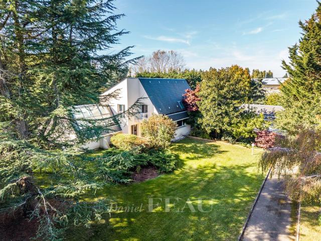 LES LOGES EN JOSAS Maison d'architecte avec piscine et ten. 345m² Jouy En Josas