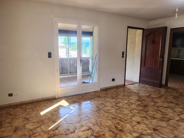 LES MEES 04190. HAUT DE VILLA A LOUER